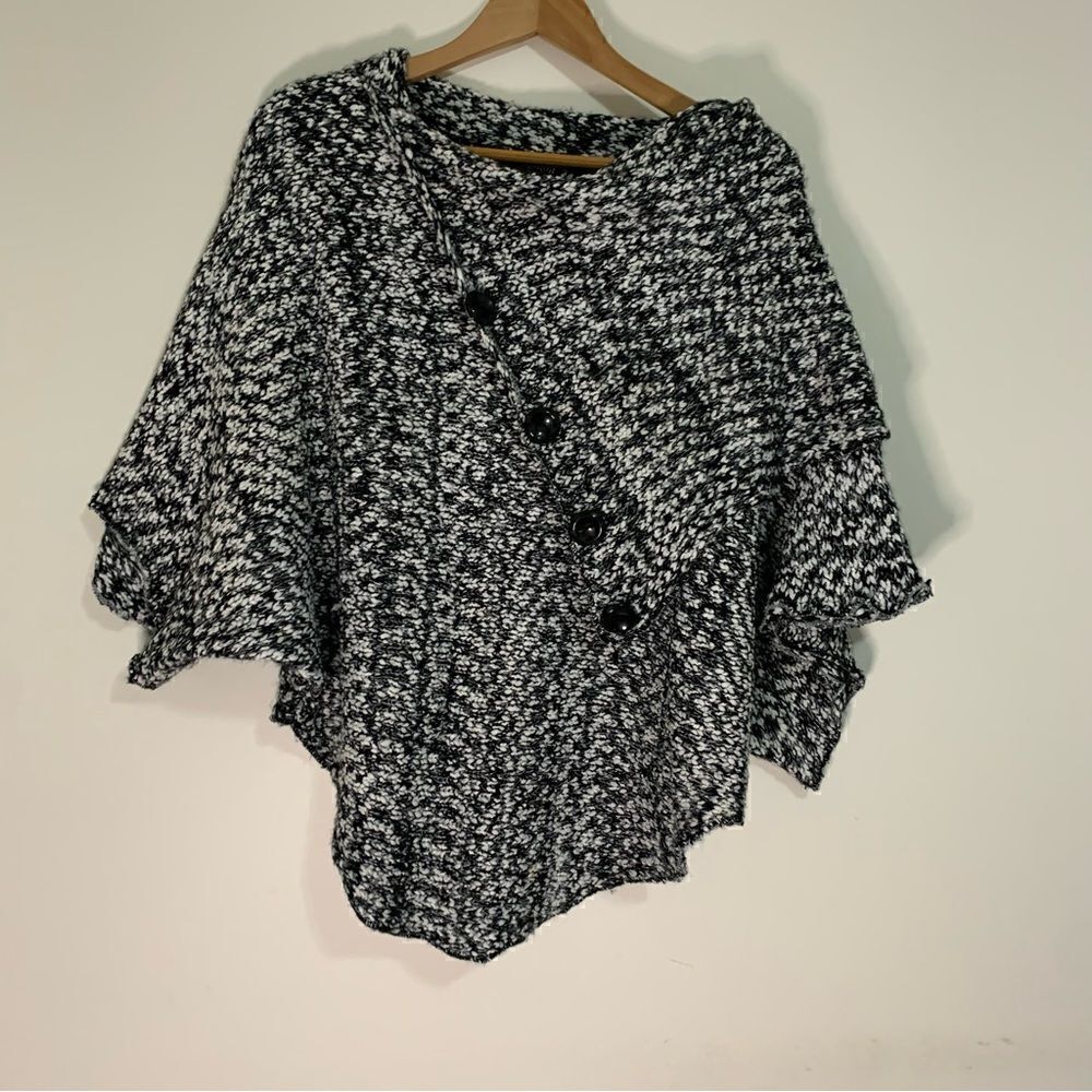PAPILLON VANCOUVER LOS ANGELES Black/White Cape Poncho Style Sweater Medium